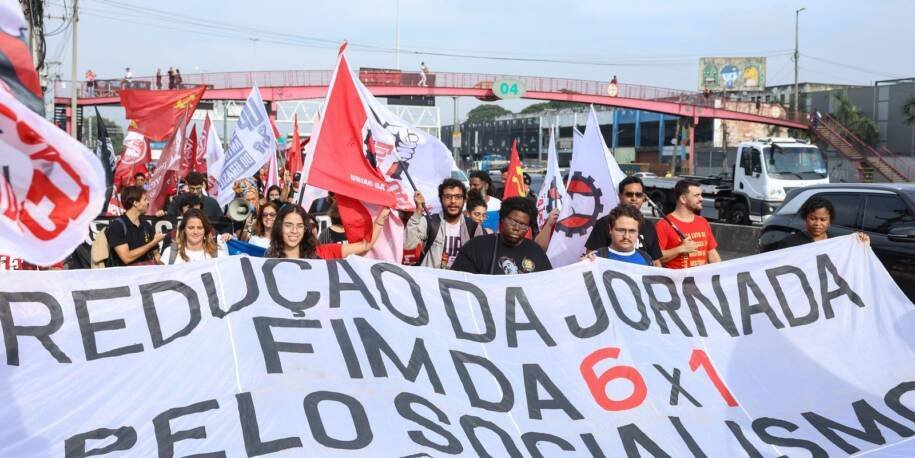 Ativistas pressionam Davi Alcolumbre em ato no Rio pela PEC 221/2019