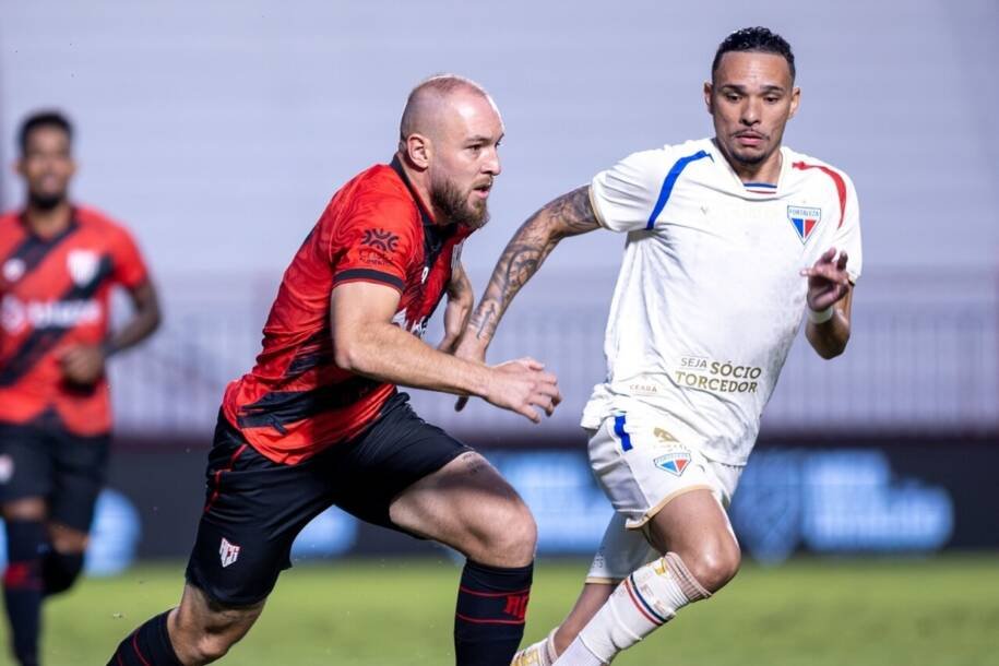 Atlético Goianiense supera expulsão e vence Fortaleza com gol de Klebert