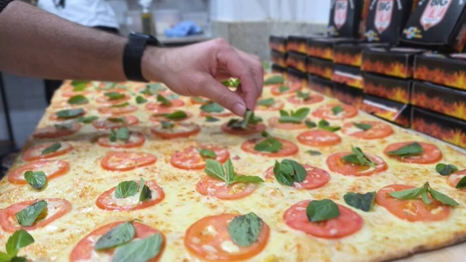 Balneário Camboriú celebra 62 anos com pizza de 162 metros e distribuição gratuita!
