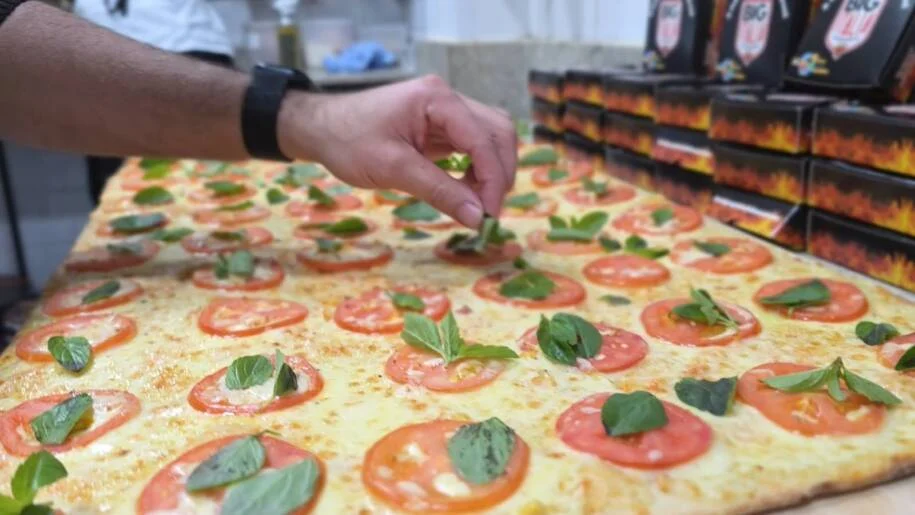 Balneário Camboriú celebra 62 anos com pizza de 162 metros e distribuição gratuita!