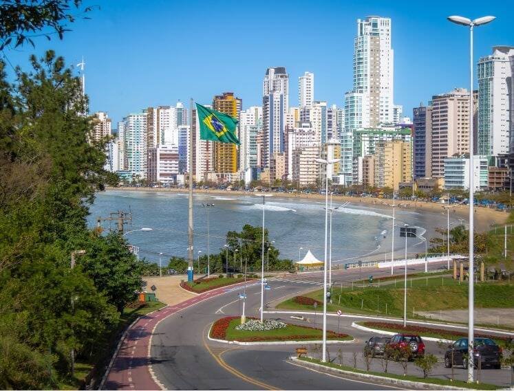 Balneário Camboriú celebra 62 anos e enfrenta desafios de mobilidade e turismo