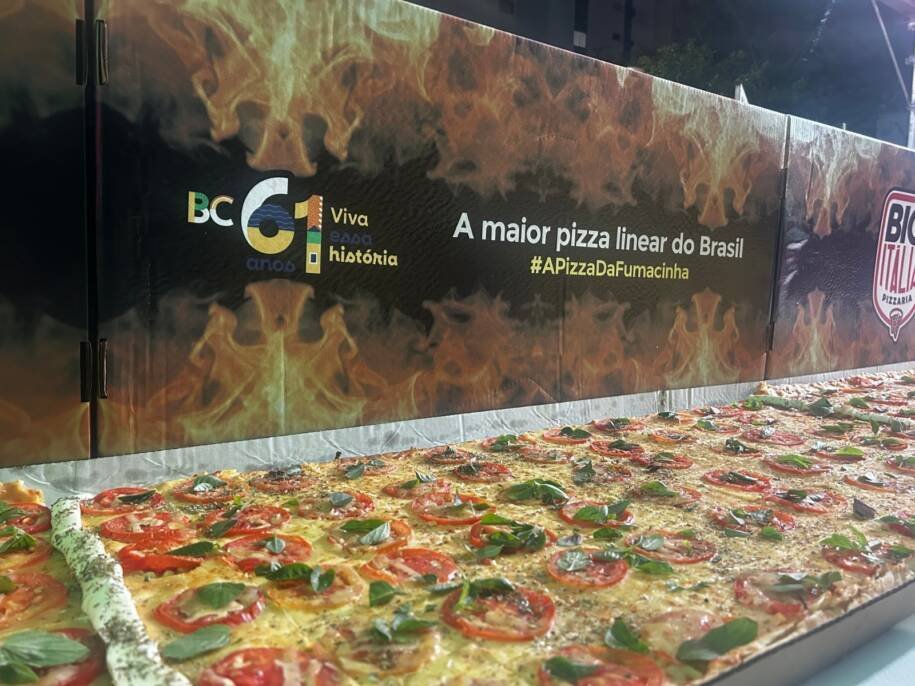 Balneário Camboriú tenta recorde com 11 mil fatias de pizza linear de 162 metros