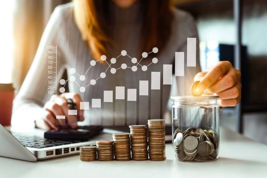 Banco Central mantém Selic em 14% enquanto juros futuros caem com dólar em baixa