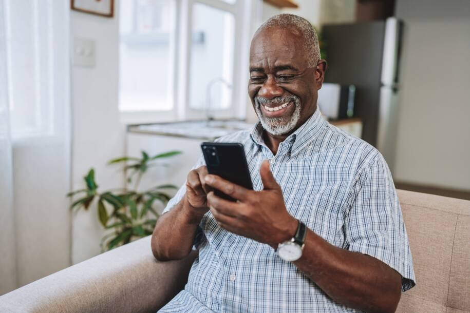 Banco Mercantil revoluciona atendimento digital para clientes acima de 50 anos
