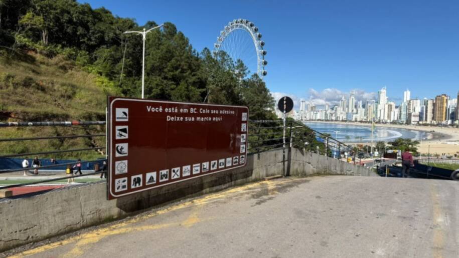BC Trânsito cria espaço para adesivos e evita danos ao patrimônio público