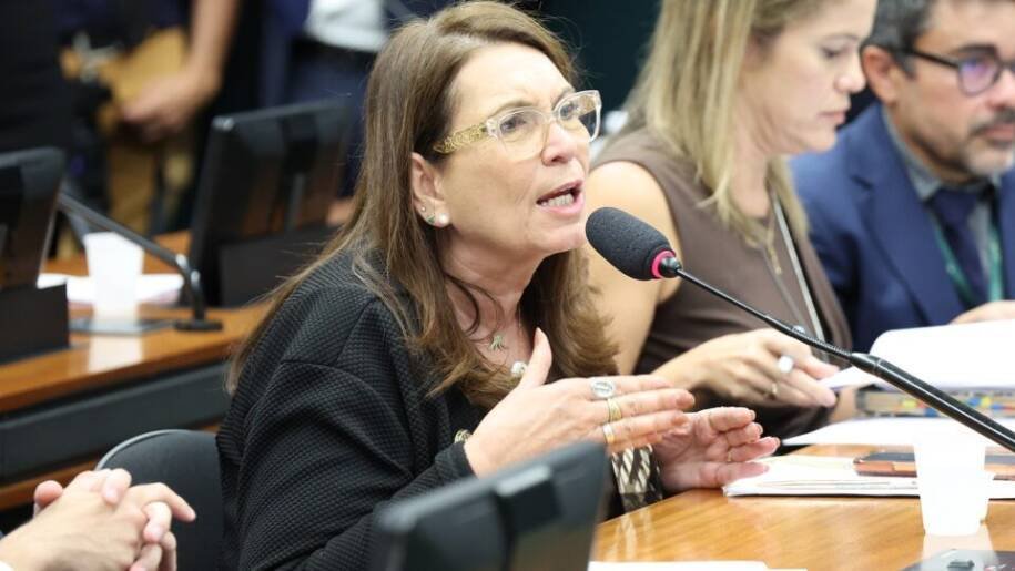 Bia Kicis desponta como forte candidata ao Senado com desgaste de Michelle Bolsonaro