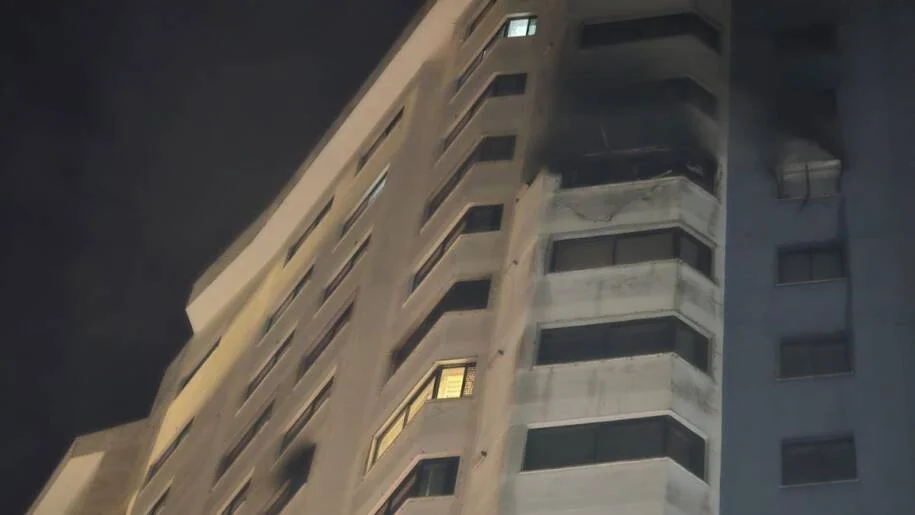 Bombeiros controlam incêndio em apartamento na Avenida Atlântica e resgatam gato