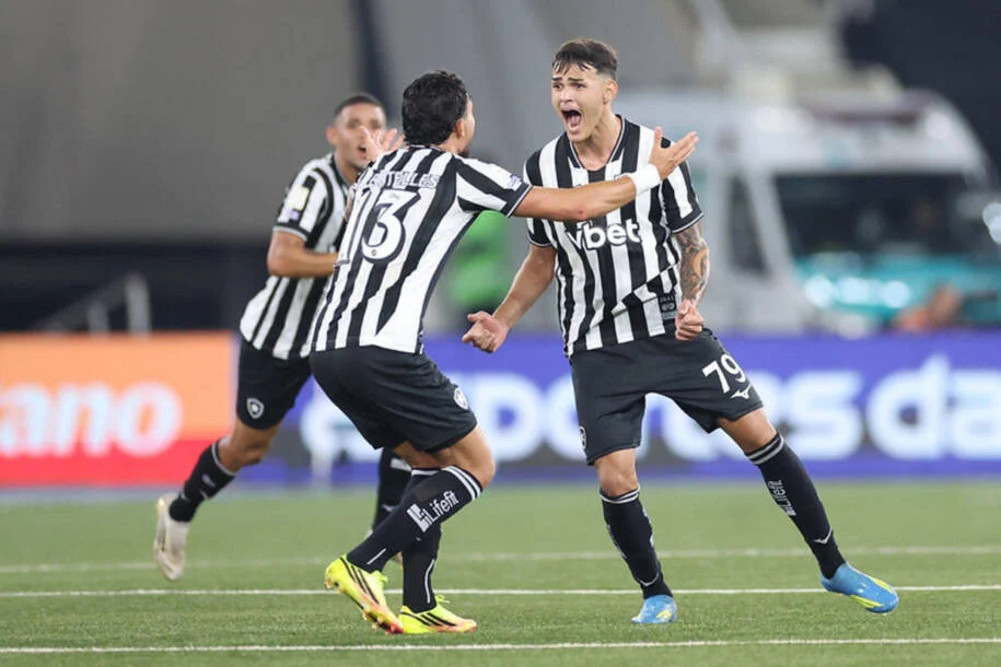 Botafogo celebra Lucas Emanuel, que marca e quebra recorde de 50 anos