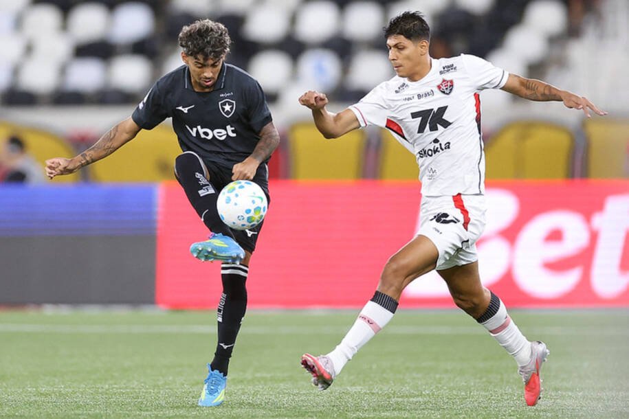 Botafogo e Vitória empatam em jogo sem gols; Lucas Arcanjo brilha no Rio