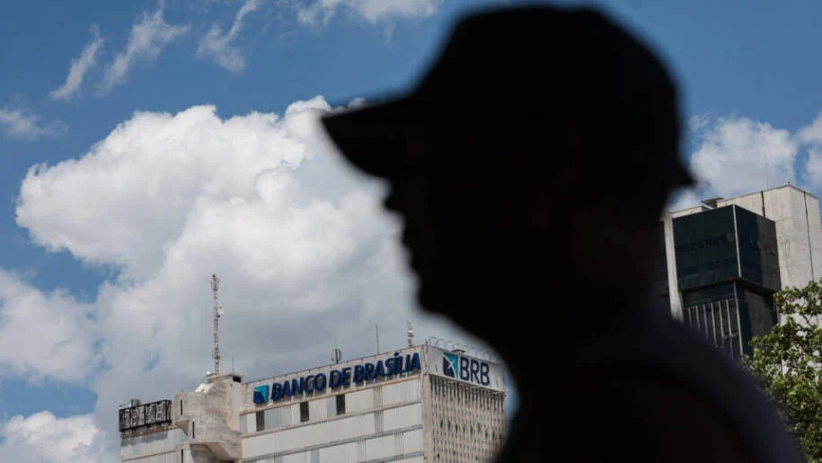 BRB desiste de venda de R$ 15 bilhões e revela crise após prisão de ex-presidente