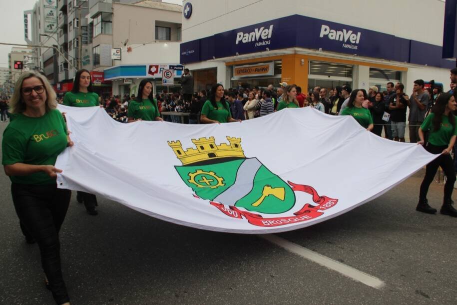 Brusque encerra inscrições para desfile de 166 anos; não perca essa chance!