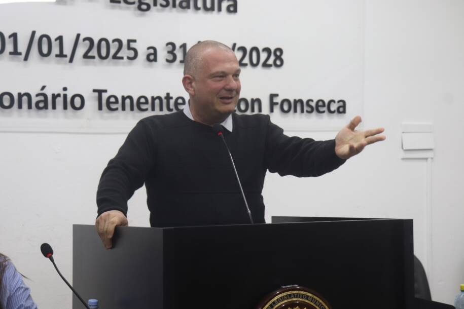 Câmara de Penha aprova projetos e homenageia Jaison de Oliveira em reunião tensa