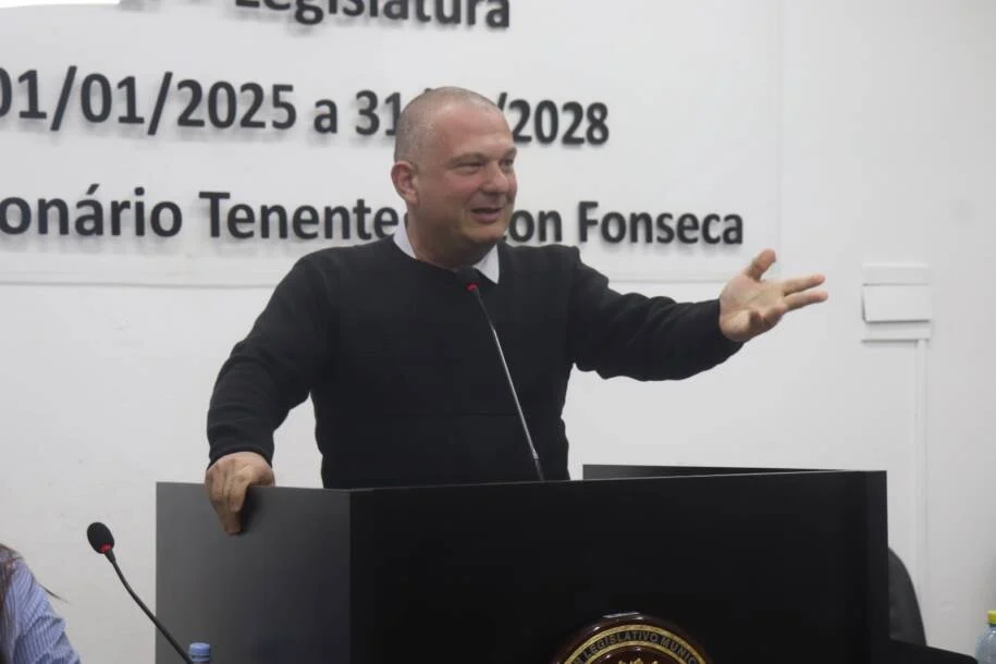 Câmara de Penha aprova projetos e homenageia Jaison de Oliveira em reunião tensa