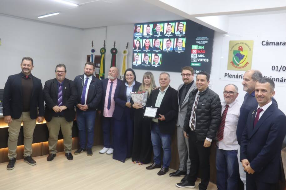 Câmara de Vereadores de Penha aprova projetos e homenageia casal solidário