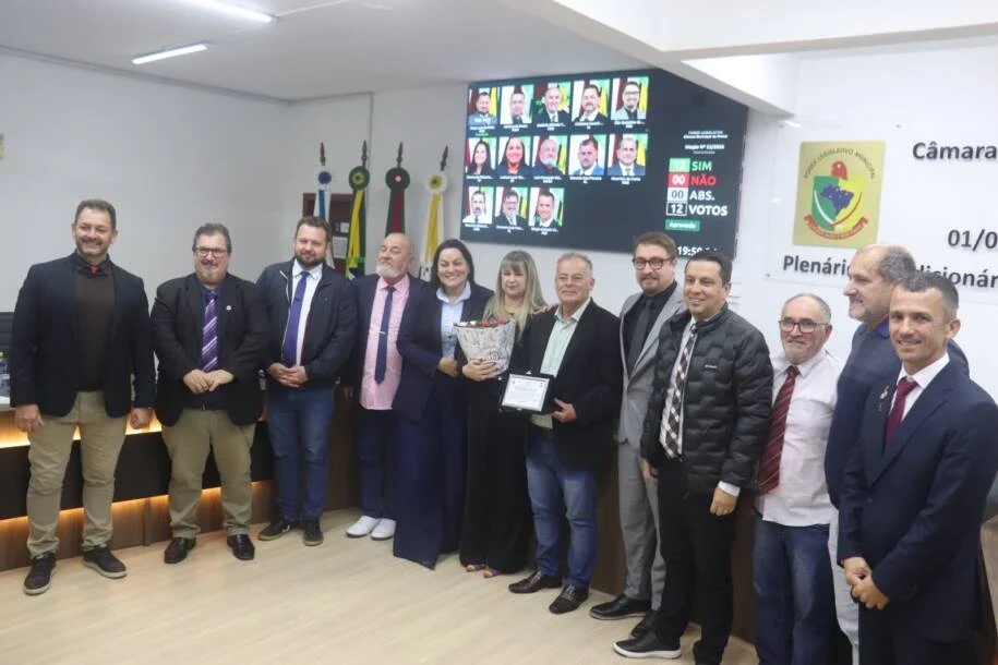 Câmara de Vereadores de Penha aprova projetos e homenageia casal solidário