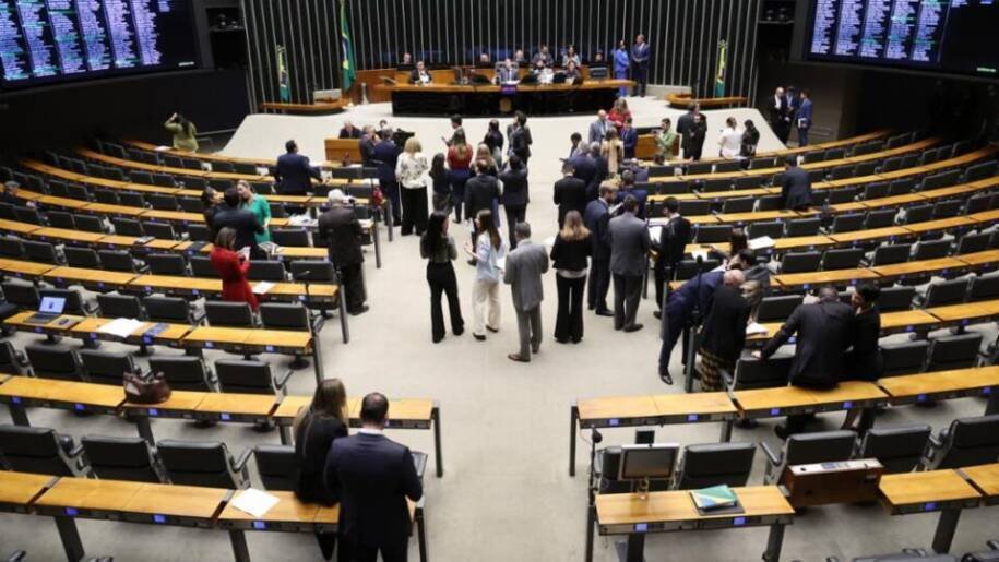 Câmara dos Deputados: 87% dos parlamentares buscam reeleição em 2026 e preocupam