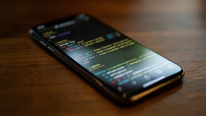 Canaltech revela 9 sinais de que seu celular foi invadido e como agir agora