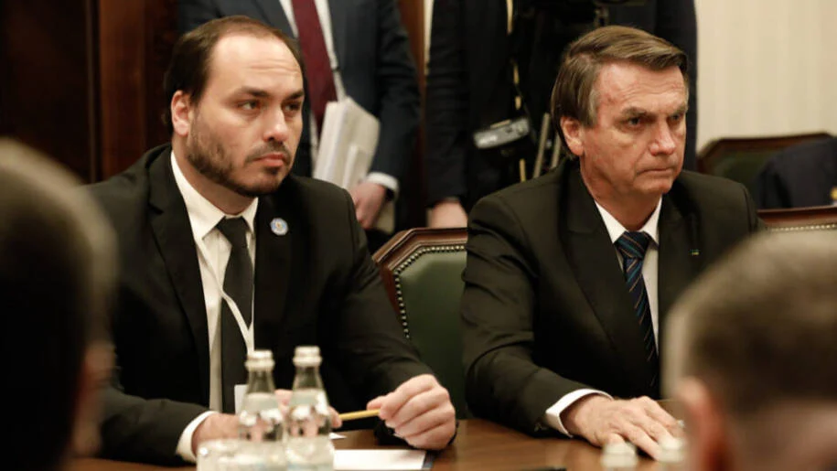 Carlos Bolsonaro revela que pai acompanha crise política de prisão domiciliar