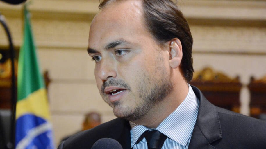 Carlos Bolsonaro transfere domicílio eleitoral e MP confirma legalidade da mudança