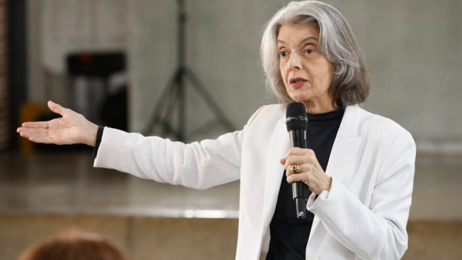 Cármen Lúcia alerta sobre riscos à democracia após Flávio Bolsonaro questionar urnas