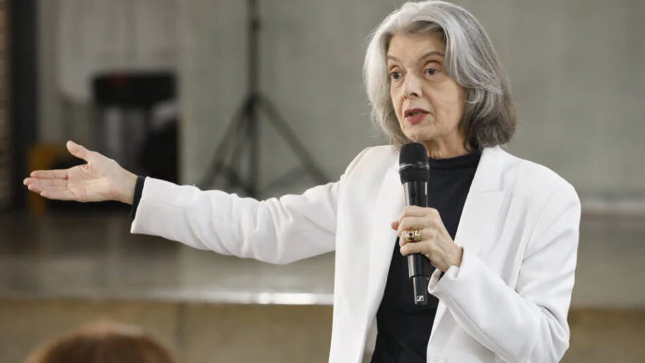 Cármen Lúcia alerta sobre riscos à democracia após Flávio Bolsonaro questionar urnas