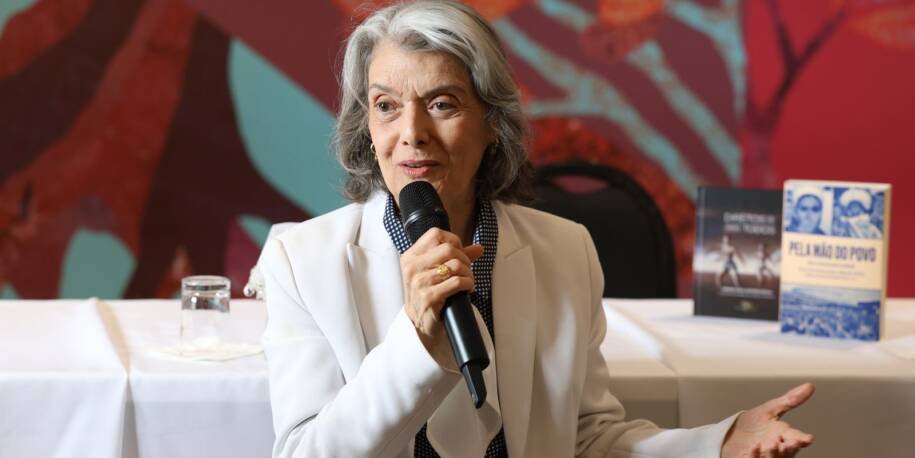 Cármen Lúcia defende democracia e alerta sobre fragilização global em Paraty