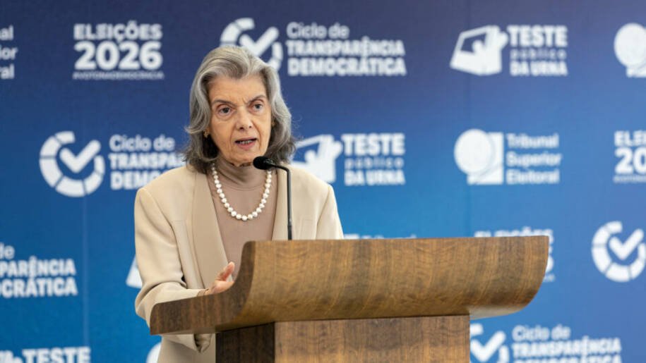 Cármen Lúcia defende democracia em Niterói e critica interferências externas
