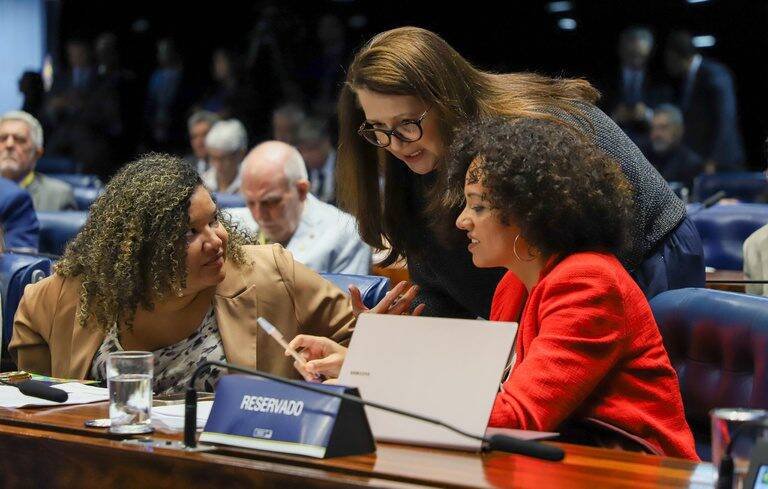 Caroline Reis defende PEC 221/2019 e propõe fim da escala 6x1 no Senado