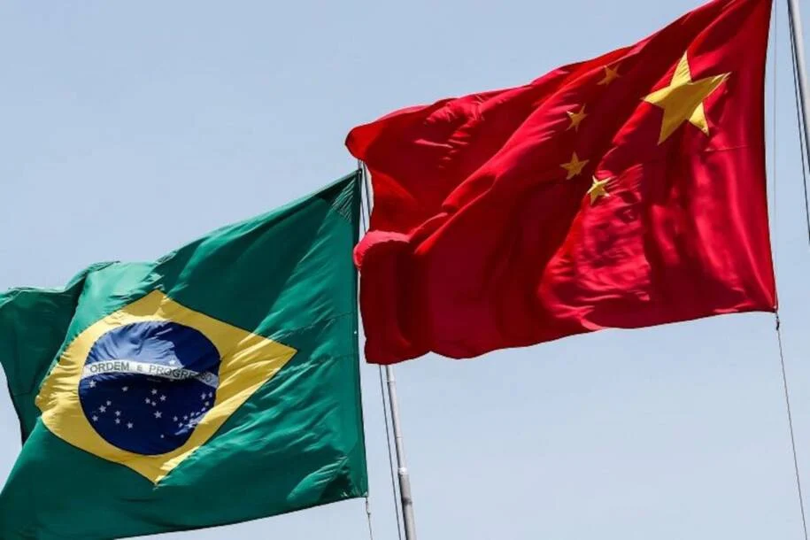 China propõe diálogo após tarifa de 25% dos EUA sobre produtos brasileiros