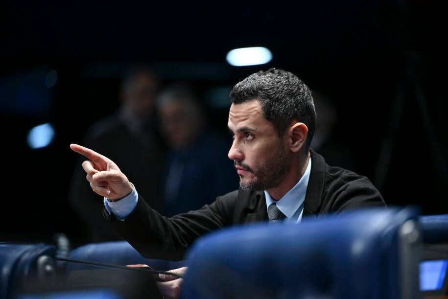 Cleitinho Azevedo lidera pesquisas com 35% e sinaliza candidatura ao governo de Minas
