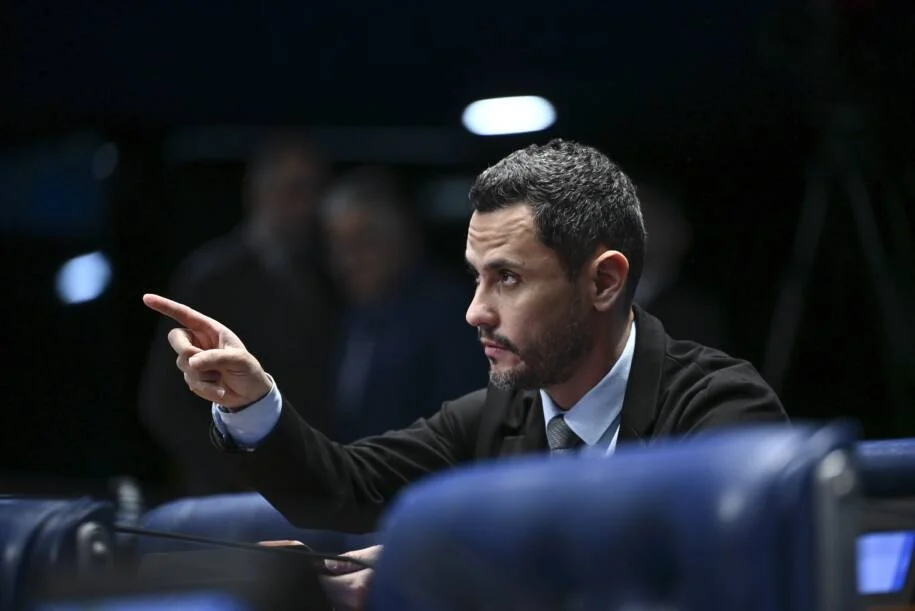 Cleitinho Azevedo lidera pesquisas com 35% e sinaliza candidatura ao governo de Minas