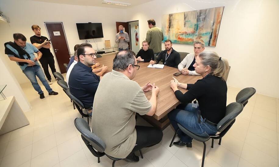 Comissão de Saúde cobra melhorias no Hospital Regional Hans Dieter Schmidt após cancelamentos de cirurgias