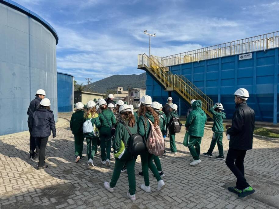 Conasa Águas de Itapema recebe alunos do Colégio Bom Jesus em visita técnica impactante