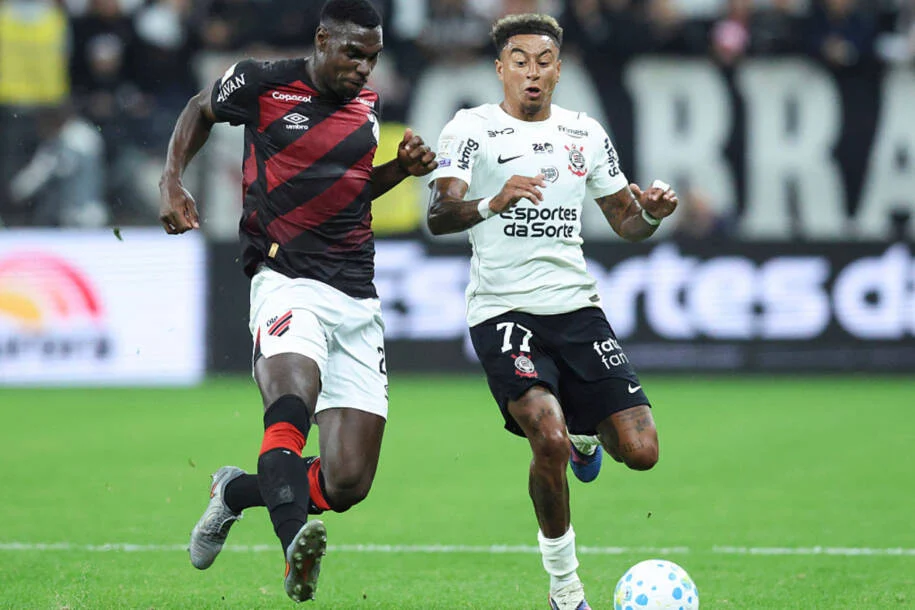 Corinthians e Athletico Paranaense empatam em jogo tenso na NeoQuímica Arena