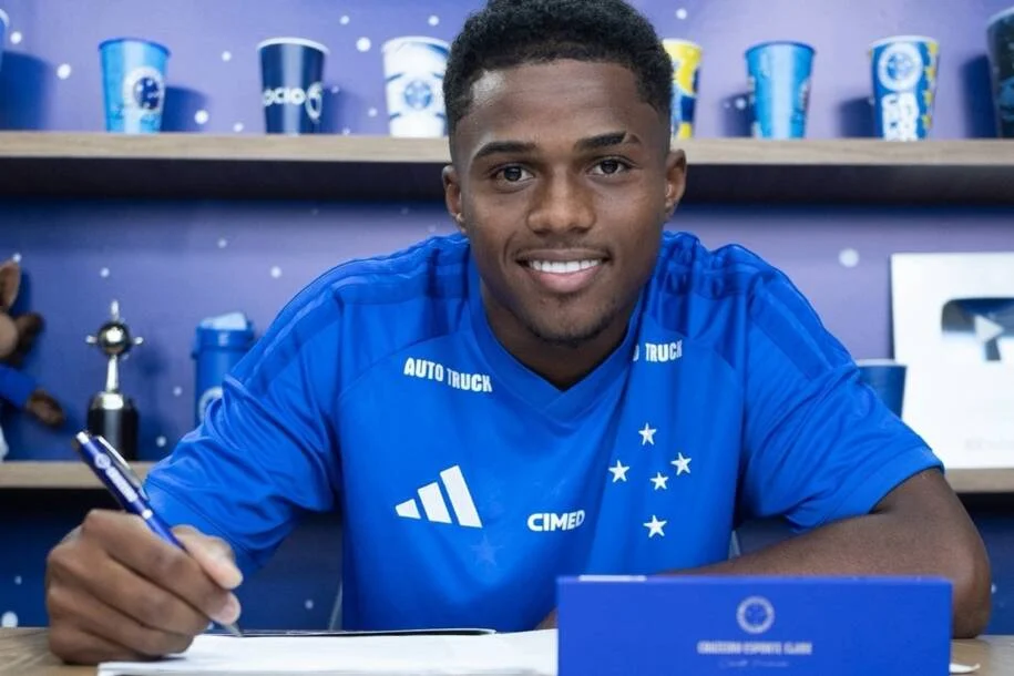 Cruzeiro contrata Adriano Júnior, filho de Adriano Michael Jackson, até 2026