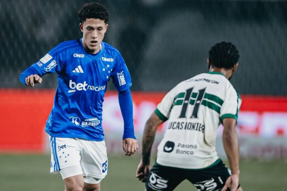 Cruzeiro vence Coritiba e sobe na tabela após gol decisivo de Matheus Pereira
