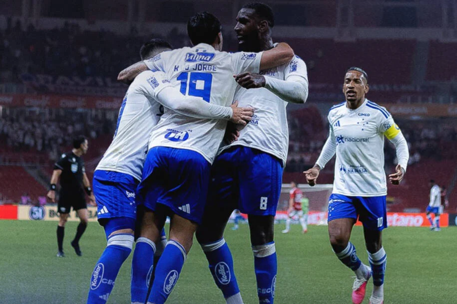 Cruzeiro vence Internacional, quebra tabu de 16 anos e afunda o Inter na crise