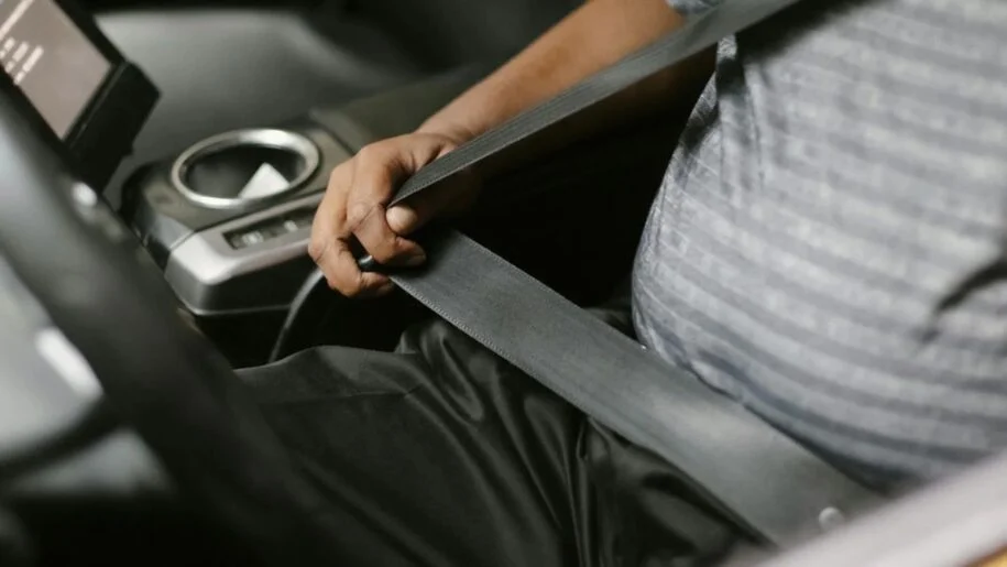 CT Auto revela como botão no cinto de segurança salva vidas e aumenta segurança