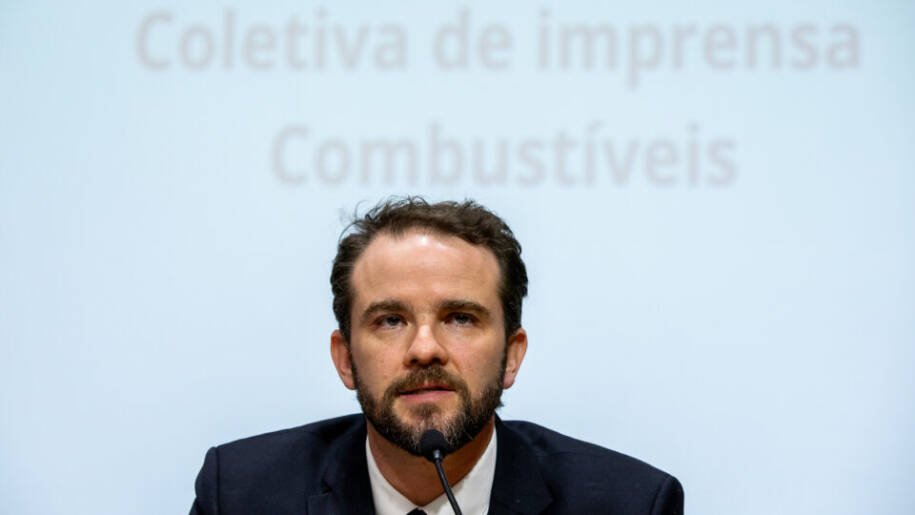 Dario Durigan encerra subvenção de R$0,35 ao diesel e gera tensão fiscal