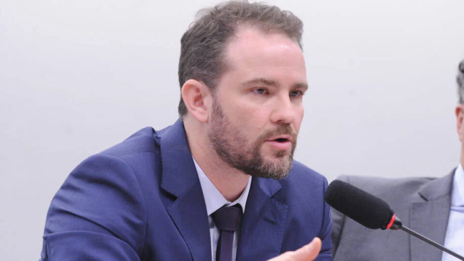 Dario Durigan minimiza gastos e culpa guerra no Irã por inflação alarmante