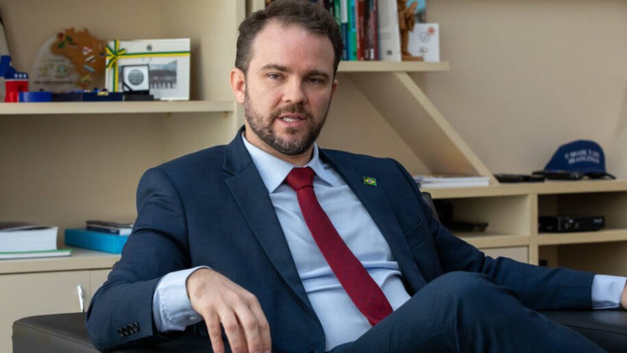 Dario Durigan promete socorro a empresas se EUA confirmarem tarifas de 25%
