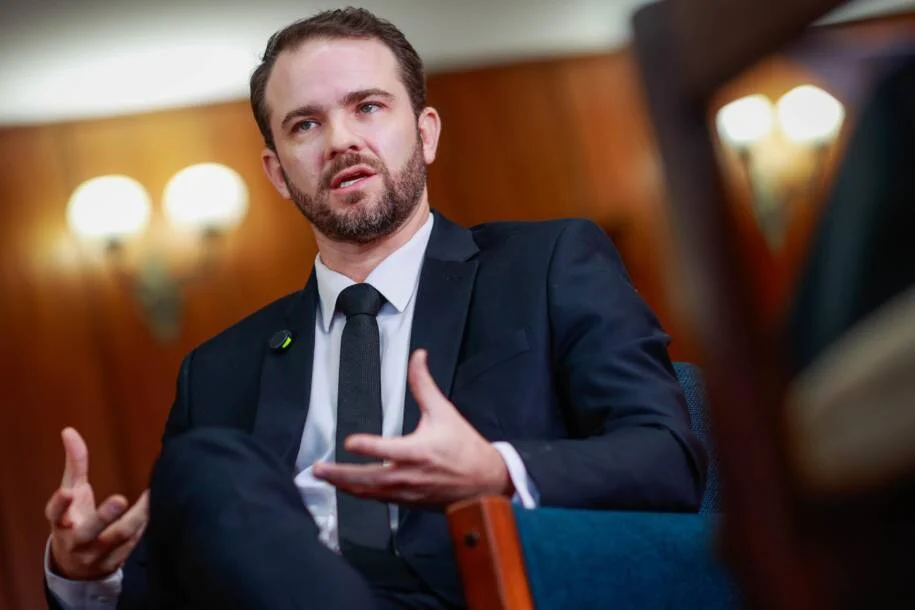 Dario Durigan tenta frear ‘pautas-bomba’ em contato com Davi Alcolumbre e Hugo Motta