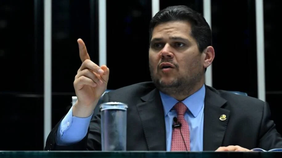 Davi Alcolumbre enfrenta pressão de sindicalistas para votar PEC do trabalho
