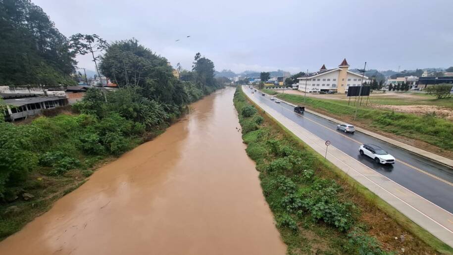Defesa Civil de Brusque alerta para alagamentos com chuvas intensas e rios em risco