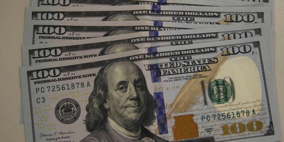 Dólar fecha a R$ 5,13 e Ibovespa cai, enquanto investidores aguardam dados do Fed
