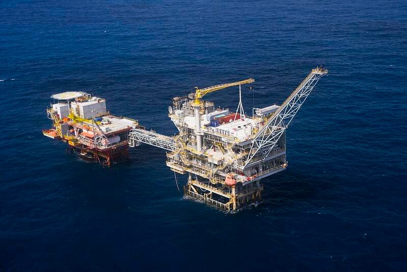 Donald Trump descarta taxa sobre escolta no Ormuz e petróleo dispara em meio a tensões