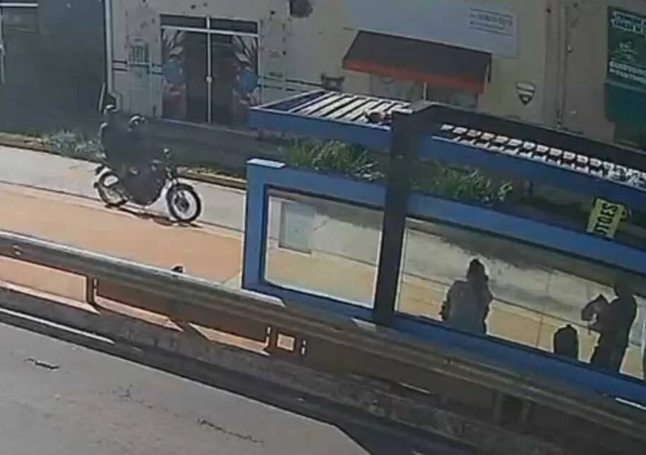 Dupla com tornozeleira assalta mulheres em ponto de ônibus no Amambaí e gera revolta