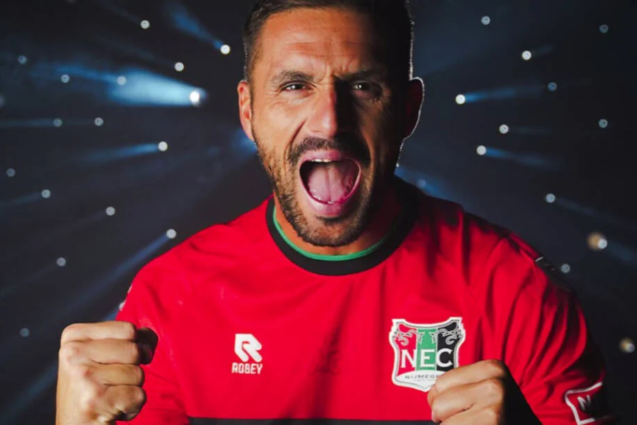 Dusan Tadic é anunciado pelo NEC e promete agitar o futebol holandês até 2028