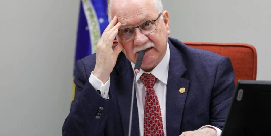 Edson Fachin defende STF e critica tarifaço dos EUA em meio a tensões