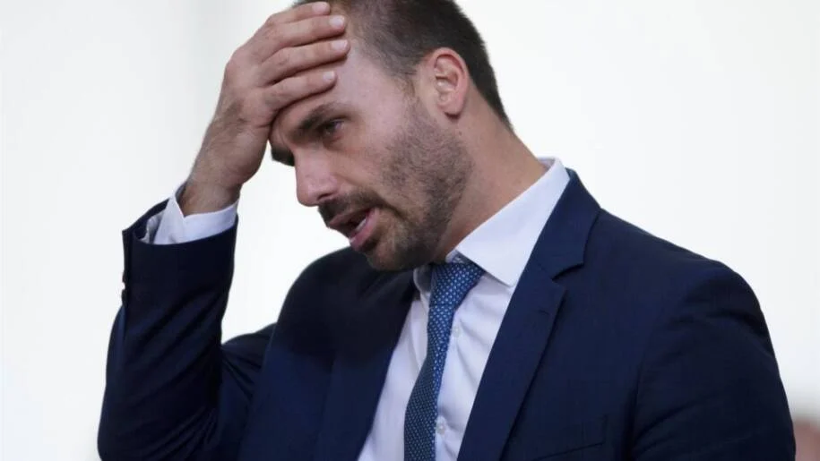 Eduardo Bolsonaro desiste de ser suplente no Senado e aponta perseguição política